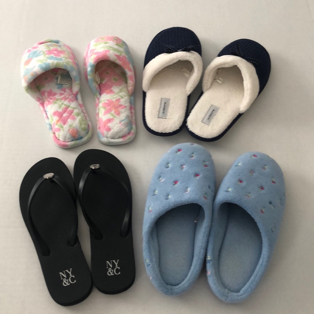 4 pairs slippers and flip flops